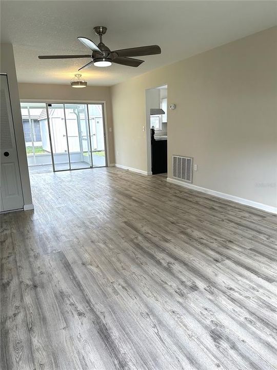 Active With Contract: $245,500 (2 beds, 1 baths, 858 Square Feet)