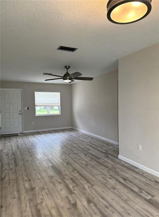 Active With Contract: $245,500 (2 beds, 1 baths, 858 Square Feet)