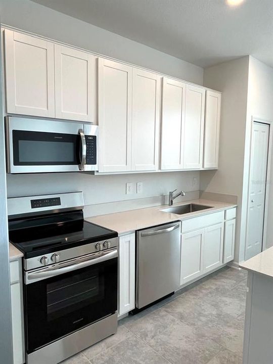 Active With Contract: $2,050 (3 beds, 2 baths, 1689 Square Feet)