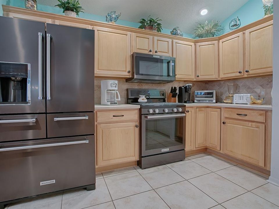 STAINLESS STEEL APPLIANCES AND A GORGEOUS TILED BACKSPLASH GAS COOKING HERE!!