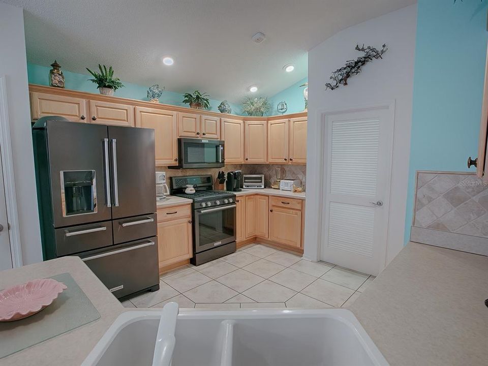 DOUBLE-BASIN SINK IN THE KITCHEN AND PLENTY OF CABINETS