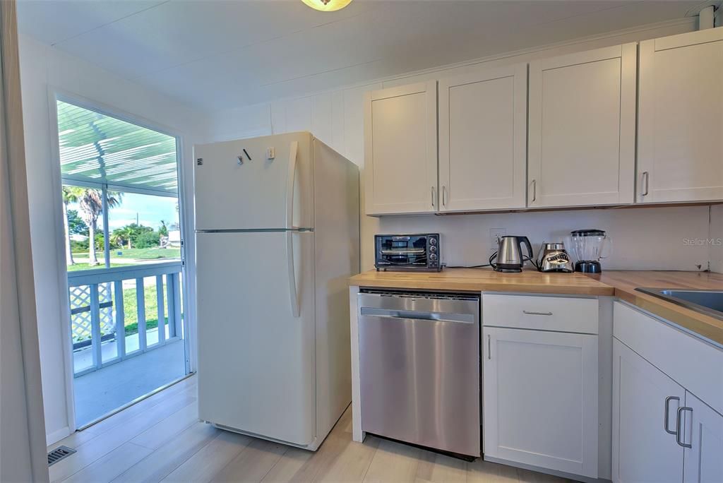 Active With Contract: $189,500 (2 beds, 2 baths, 734 Square Feet)