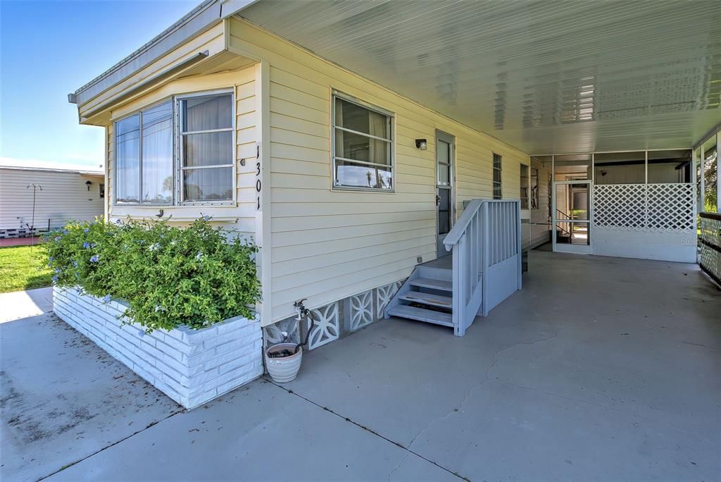 Active With Contract: $189,500 (2 beds, 2 baths, 734 Square Feet)