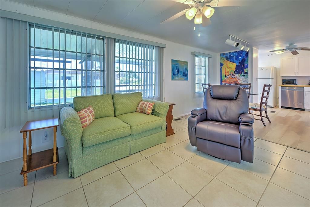 Active With Contract: $189,500 (2 beds, 2 baths, 734 Square Feet)