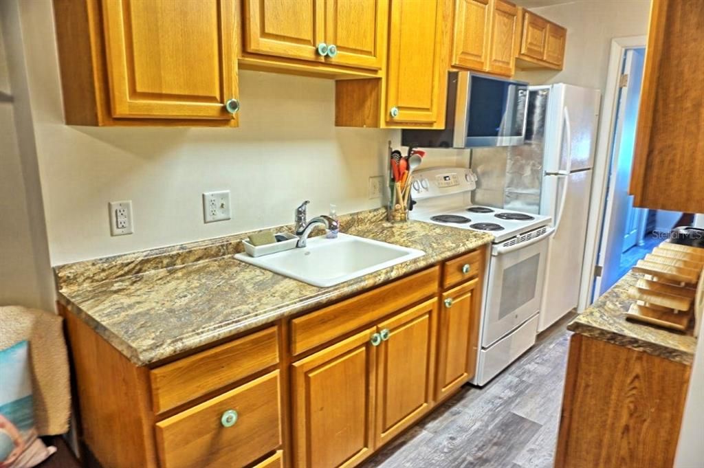 For Sale: $144,900 (1 beds, 1 baths, 456 Square Feet)