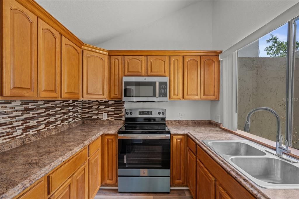 For Sale: $209,998 (2 beds, 1 baths, 963 Square Feet)