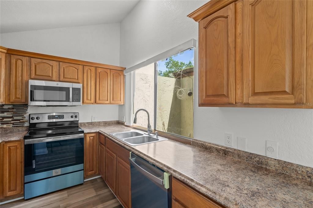 For Sale: $209,997 (2 beds, 1 baths, 963 Square Feet)