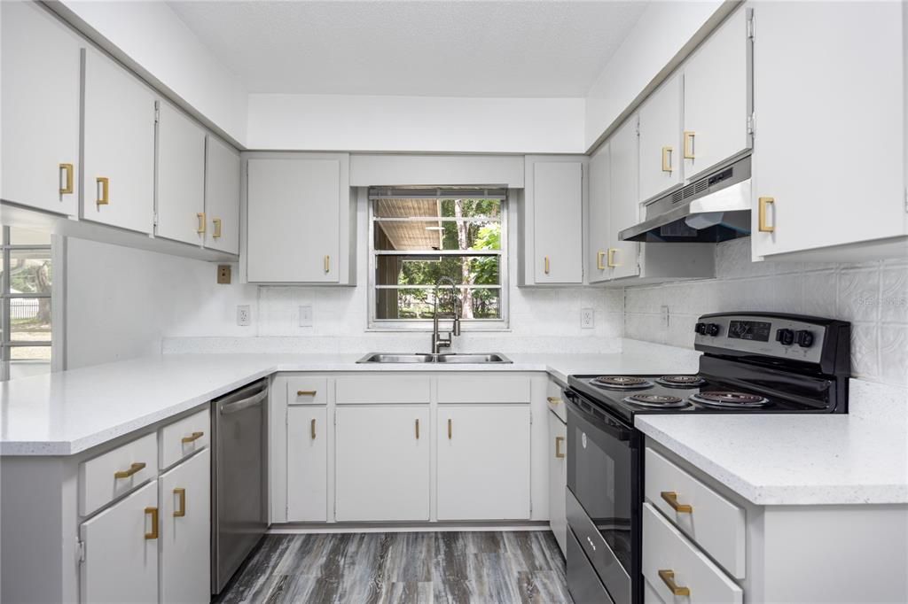 Active With Contract: $264,900 (3 beds, 2 baths, 1323 Square Feet)