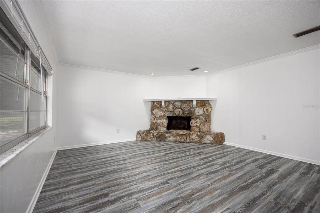 Active With Contract: $264,900 (3 beds, 2 baths, 1323 Square Feet)