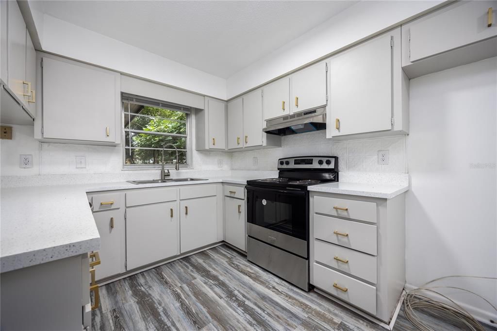 Active With Contract: $264,900 (3 beds, 2 baths, 1323 Square Feet)