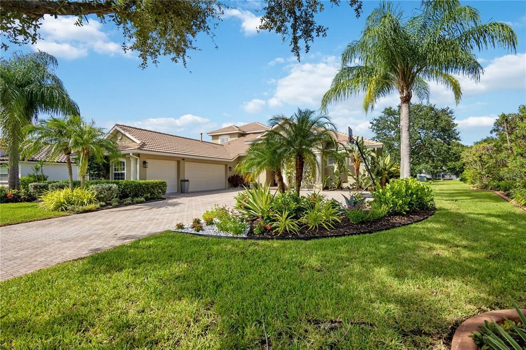 Active With Contract: $950,000 (4 beds, 3 baths, 2981 Square Feet)