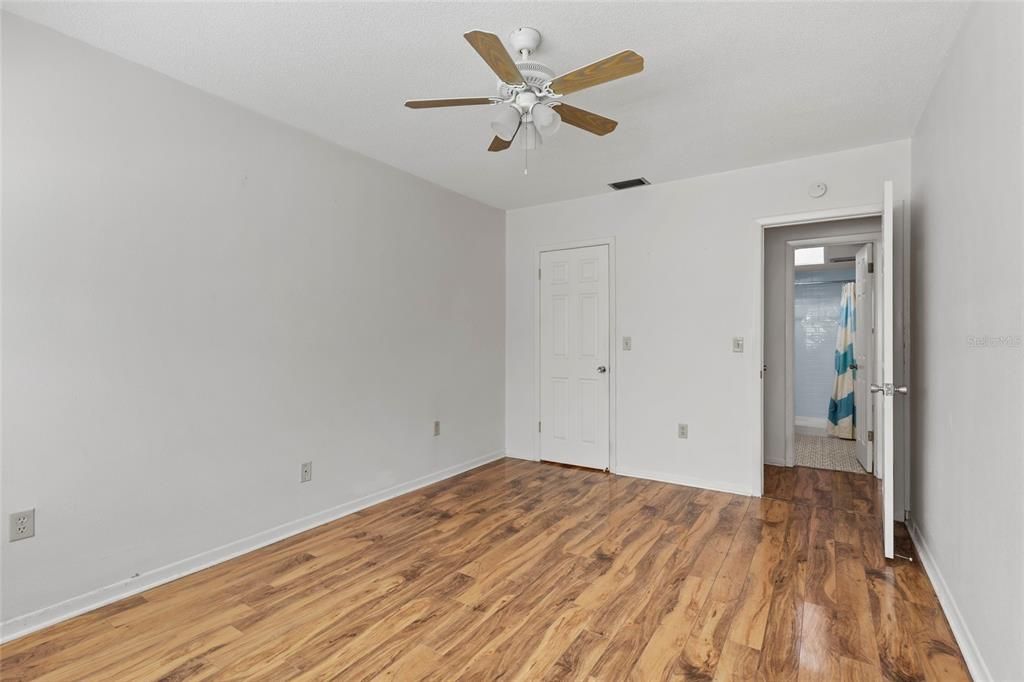 Active With Contract: $124,900 (1 beds, 1 baths, 845 Square Feet)