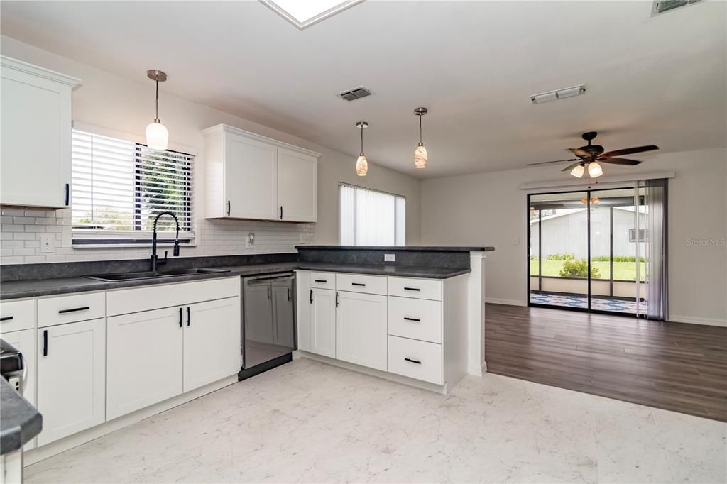 Active With Contract: $174,900 (2 beds, 2 baths, 960 Square Feet)