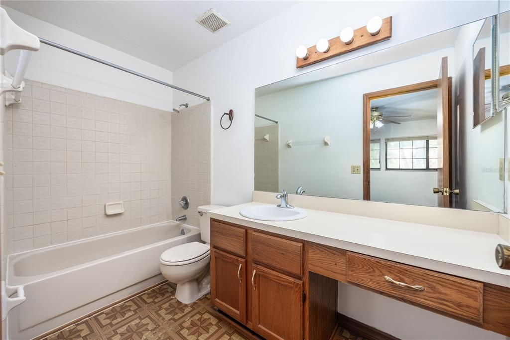 Upstairs rear bedroom en-suite bathroom