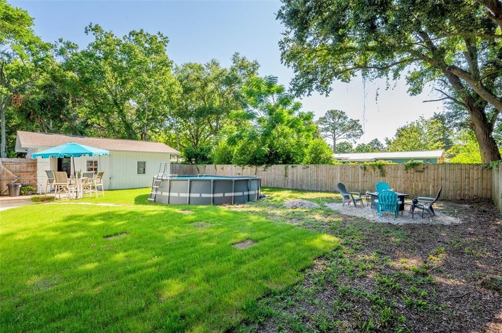 Large fully fenced backyard with double gate to accommodate Boat/RV storage!!!