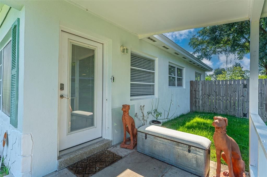 Covered front porch!