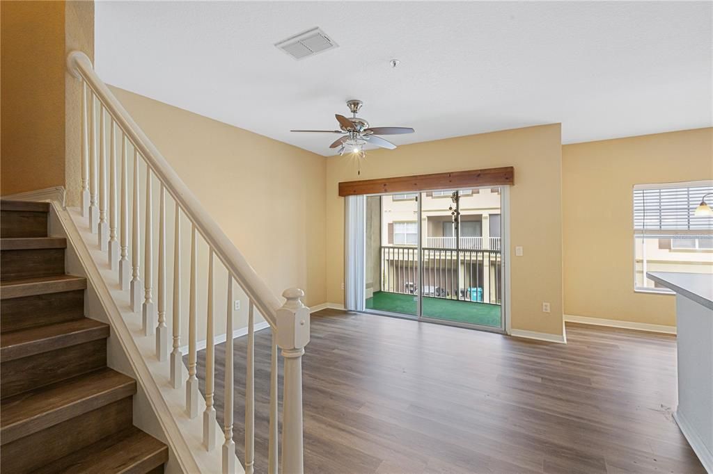 Active With Contract: $1,900 (2 beds, 2 baths, 1250 Square Feet)