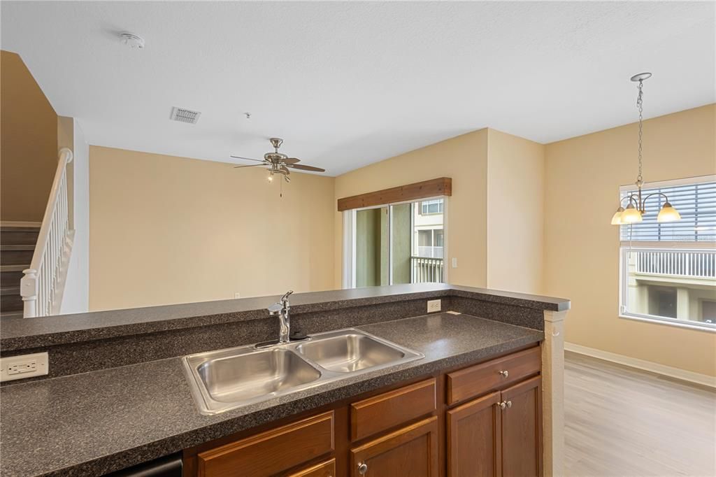 Active With Contract: $1,900 (2 beds, 2 baths, 1250 Square Feet)