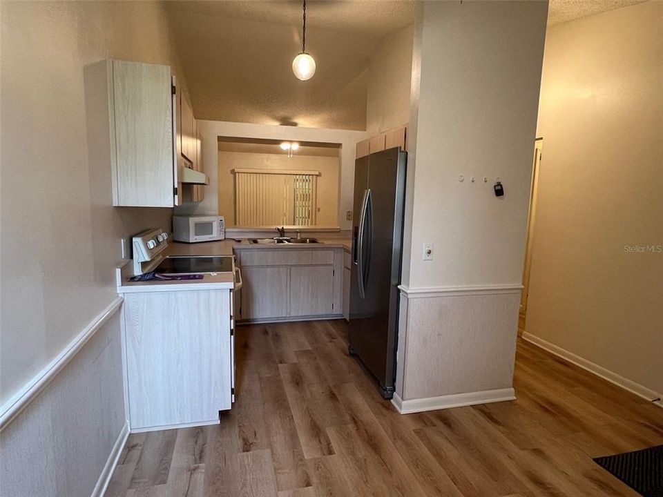 For Rent: $1,400 (2 beds, 1 baths, 796 Square Feet)