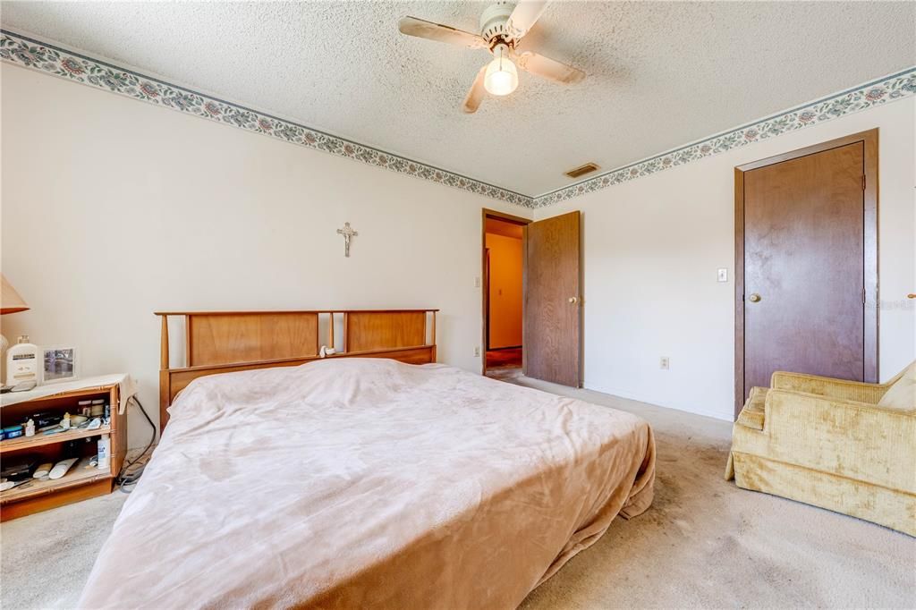 For Sale: $179,000 (2 beds, 1 baths, 1012 Square Feet)