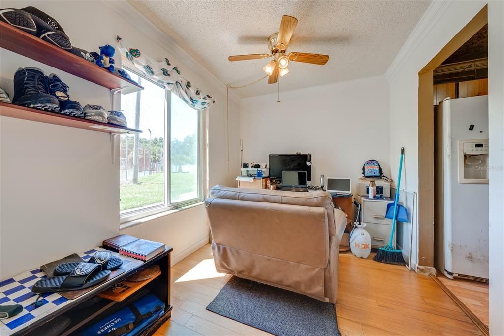 For Sale: $179,000 (2 beds, 1 baths, 1012 Square Feet)