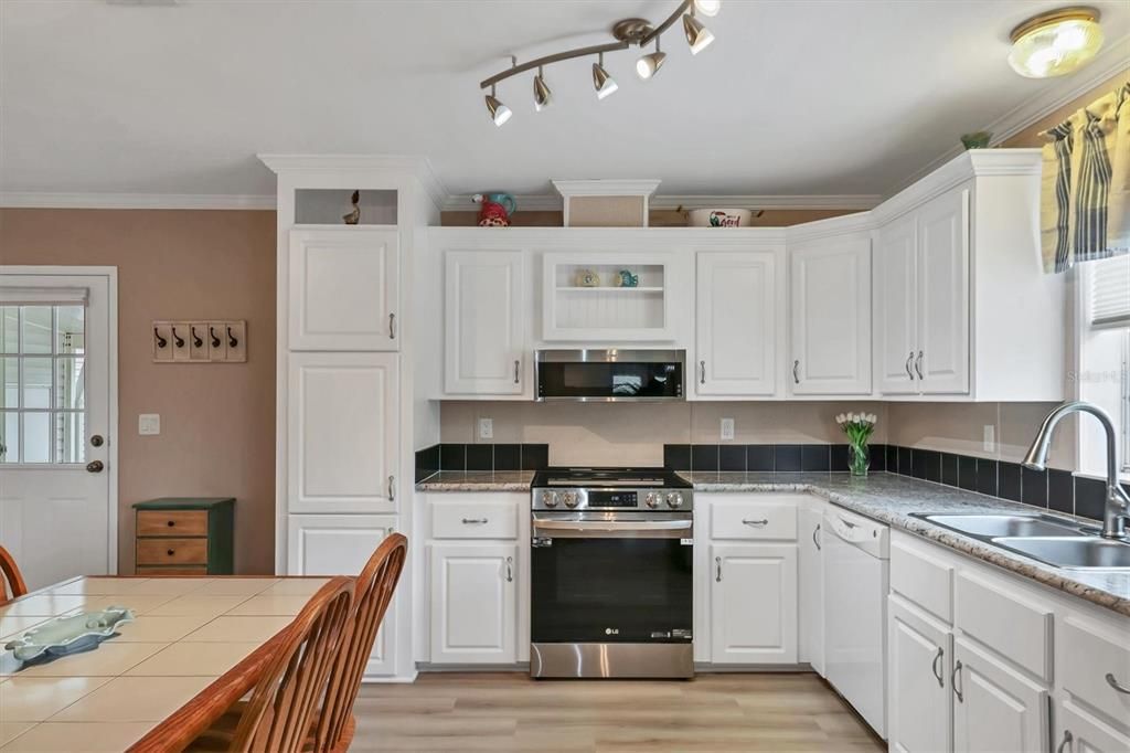 For Sale: $280,000 (2 beds, 2 baths, 1188 Square Feet)