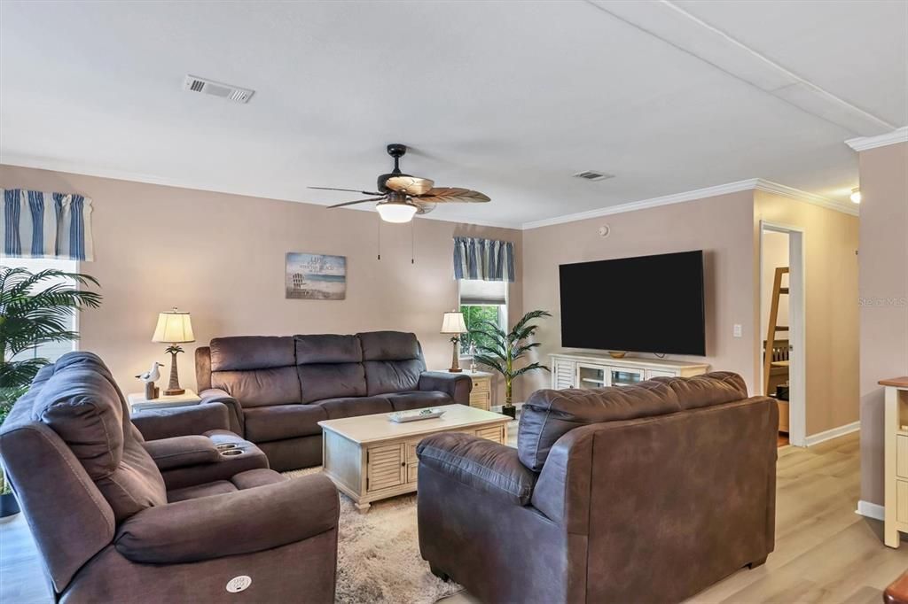 For Sale: $280,000 (2 beds, 2 baths, 1188 Square Feet)