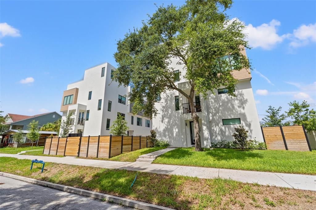 Pristine townhome in the heart of St. Pete