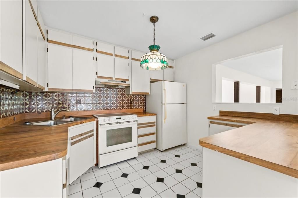 For Sale: $1,150,000 (3 beds, 2 baths, 2900 Square Feet)