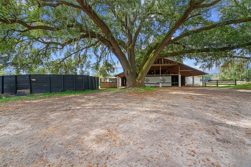 Smaller barn and round pen