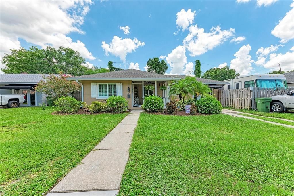 Active With Contract: $350,000 (3 beds, 2 baths, 1108 Square Feet)