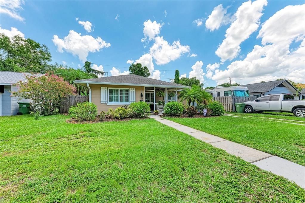 Active With Contract: $350,000 (3 beds, 2 baths, 1108 Square Feet)