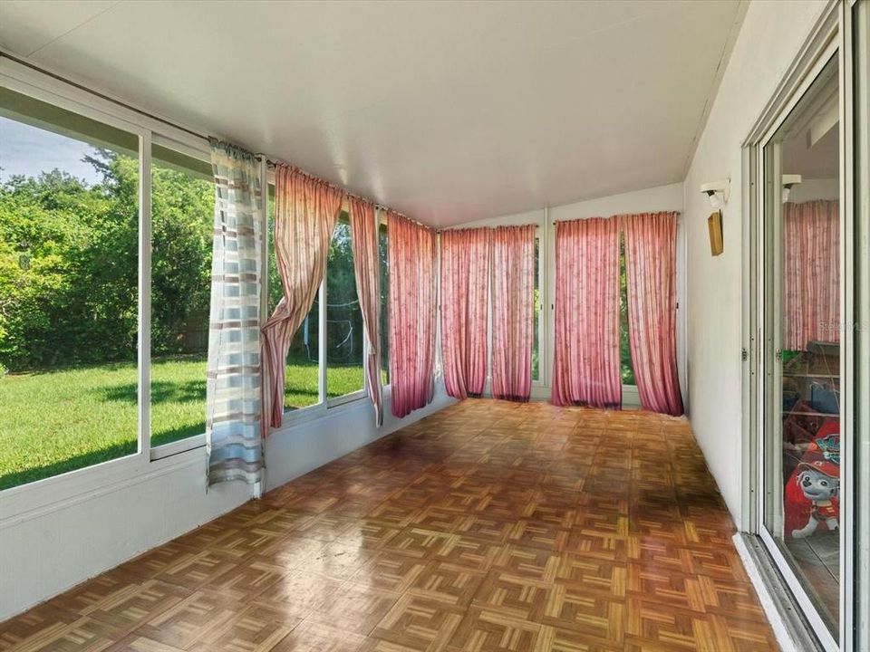 Activo con contrato: $445,000 (4 camas, 2 baños, 1960 Pies cuadrados)