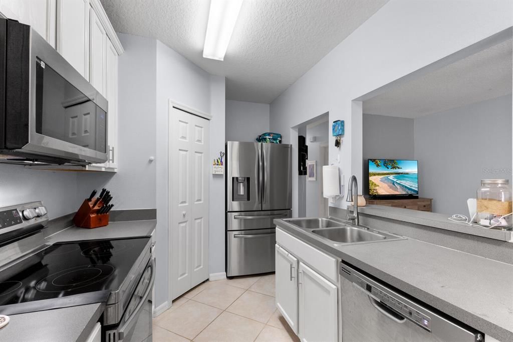 For Sale: $300,000 (3 beds, 2 baths, 1356 Square Feet)