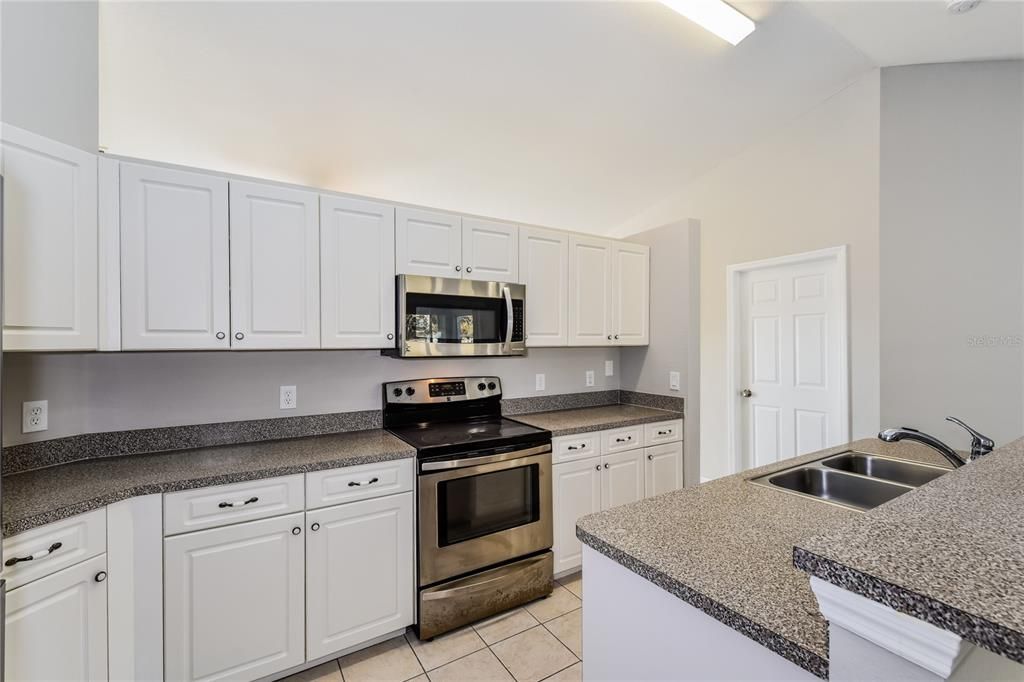 Active With Contract: $1,790 (3 beds, 2 baths, 1332 Square Feet)