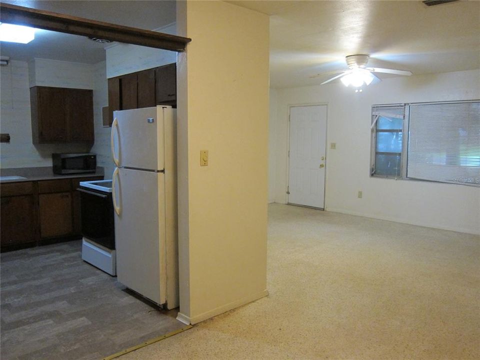 For Rent: $1,500 (3 beds, 2 baths, 1944 Square Feet)