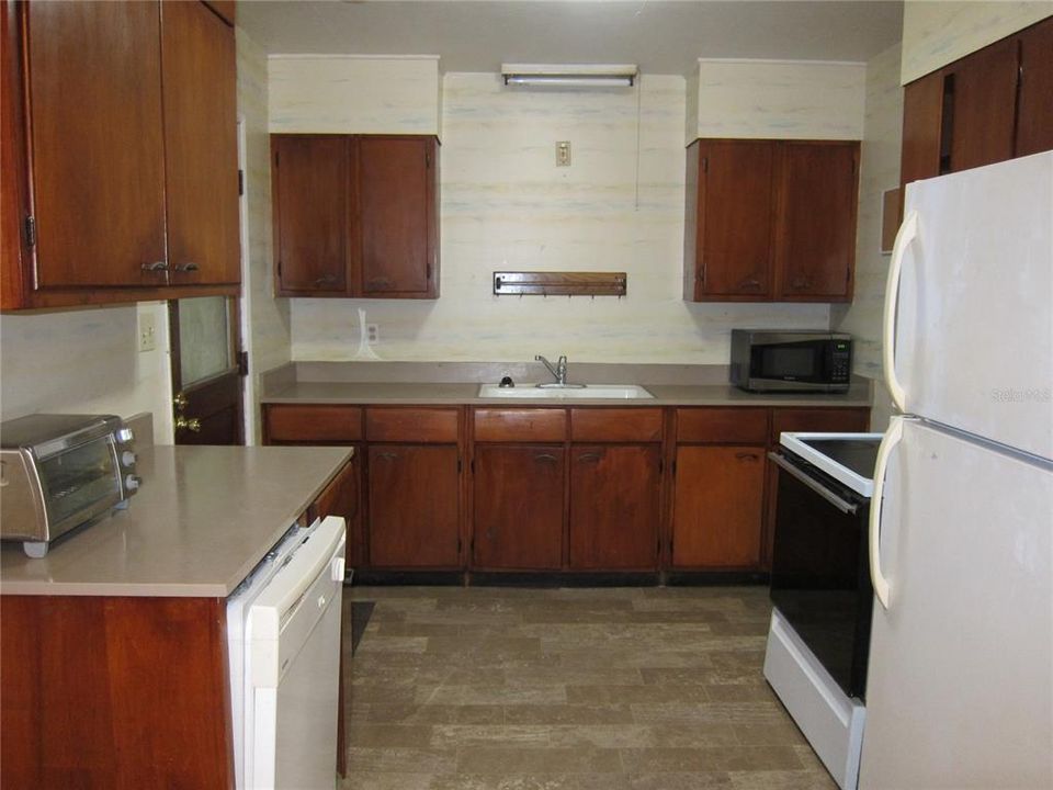 For Rent: $1,500 (3 beds, 2 baths, 1944 Square Feet)