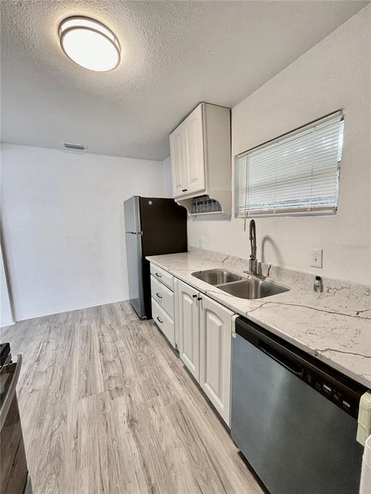 For Sale: $190,000 (2 beds, 1 baths, 840 Square Feet)