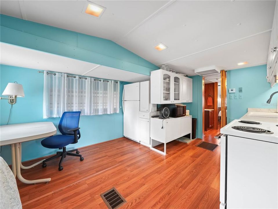 For Sale: $94,000 (1 beds, 1 baths, 570 Square Feet)