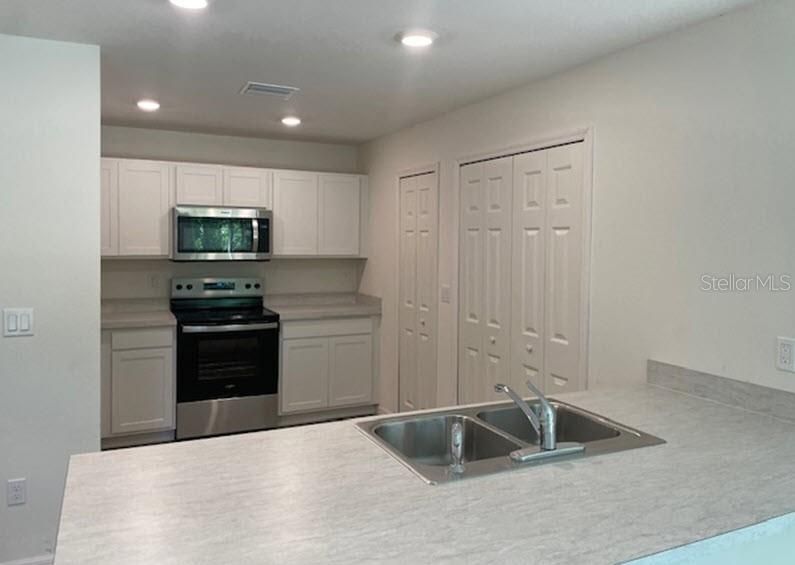 Active With Contract: $287,990 (3 beds, 2 baths, 1284 Square Feet)