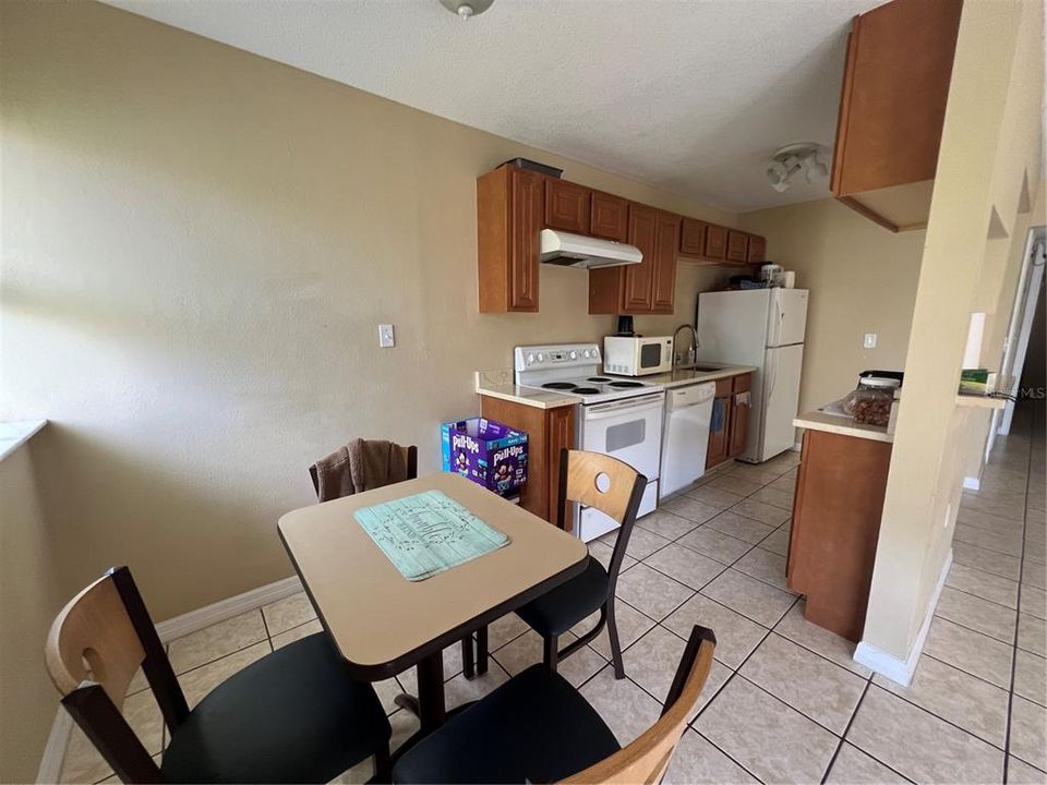 For Rent: $1,300 (2 beds, 1 baths, 770 Square Feet)