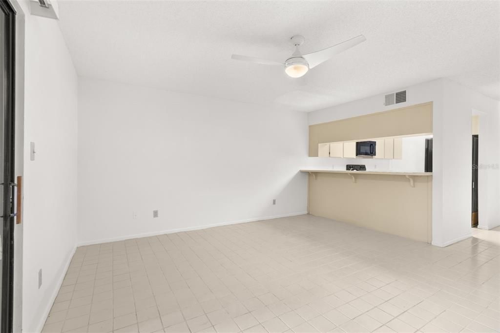 Active With Contract: $179,900 (2 beds, 1 baths, 1074 Square Feet)