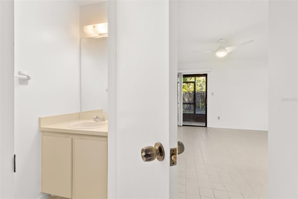 Active With Contract: $179,900 (2 beds, 1 baths, 1074 Square Feet)