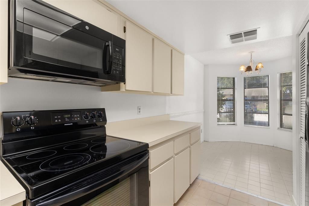 Active With Contract: $179,900 (2 beds, 1 baths, 1074 Square Feet)