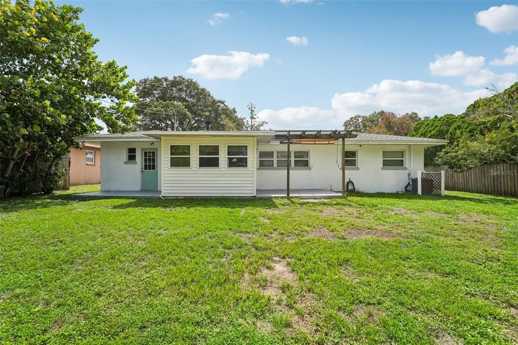 Active With Contract: $350,000 (3 beds, 2 baths, 1089 Square Feet)