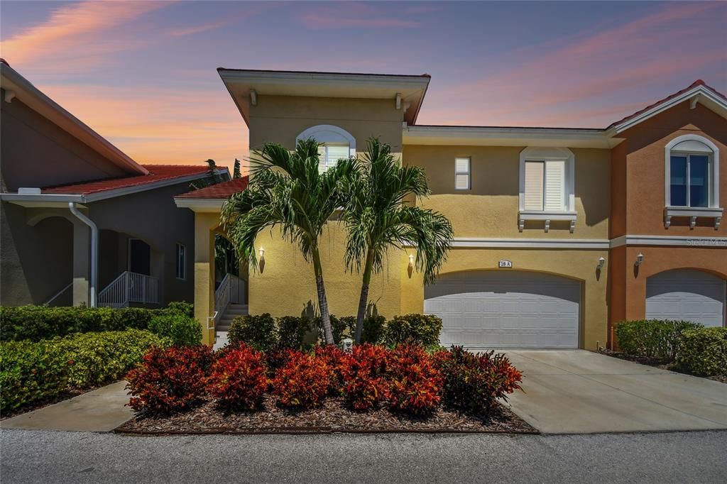 For Sale: $1,749,000 (3 beds, 2 baths, 2574 Square Feet)