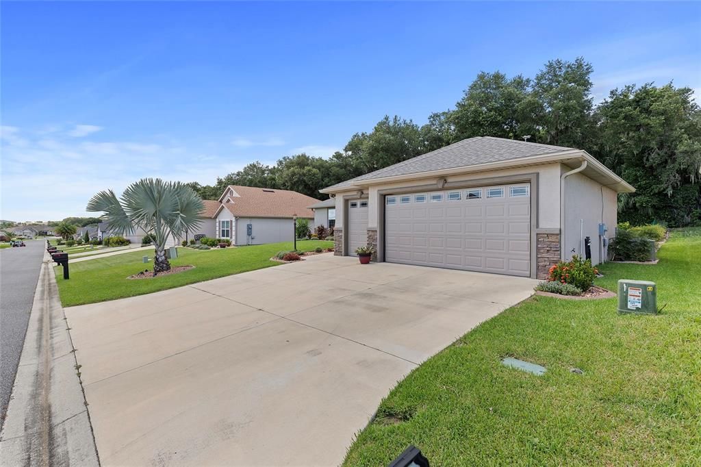 Active With Contract: $384,900 (3 beds, 2 baths, 1389 Square Feet)