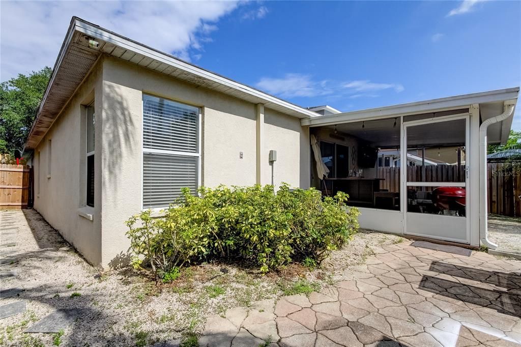 Active With Contract: $318,900 (3 beds, 2 baths, 1151 Square Feet)