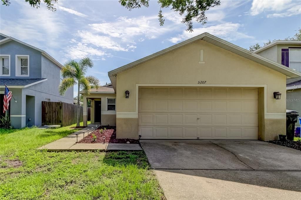 Active With Contract: $318,900 (3 beds, 2 baths, 1151 Square Feet)