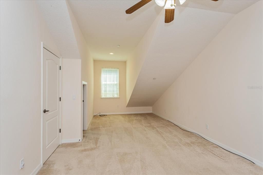 Large 2nd bedroom upstairs with Jack & Jill bathroom